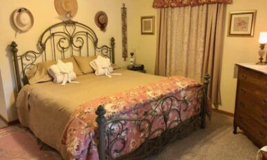 Victorian Cottage Whirlpool Suite, Cameo Rose Victorian Country Inn